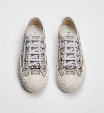 Woman sneaker