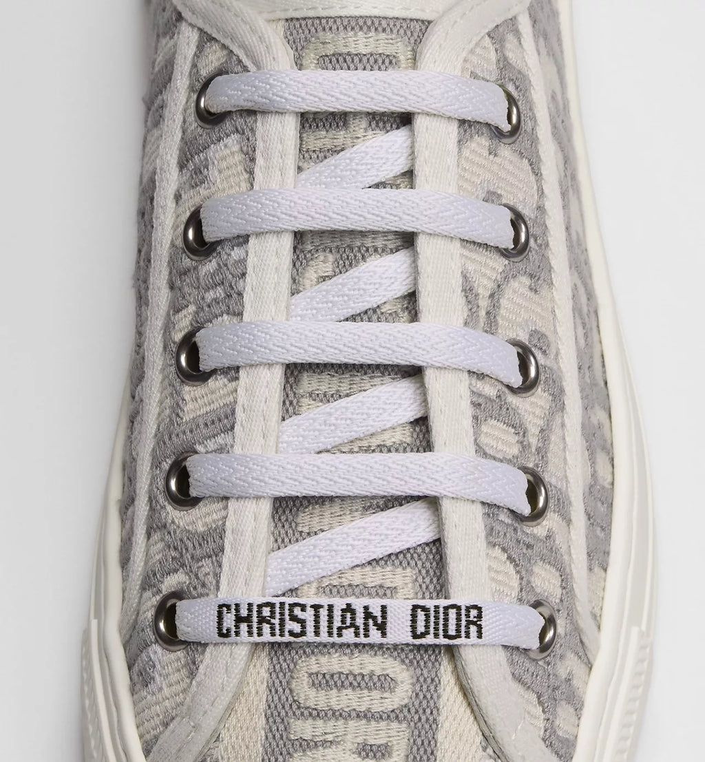 Woman sneaker